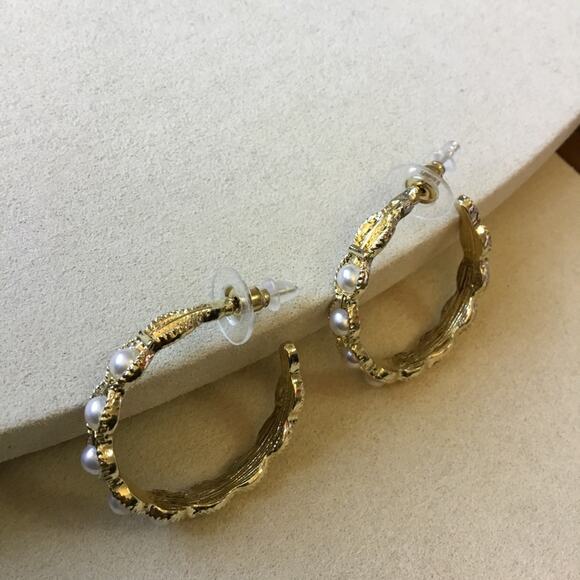 Elegant Gold Pearl Scalloped Hoop Earrings - Picture 11 of 12